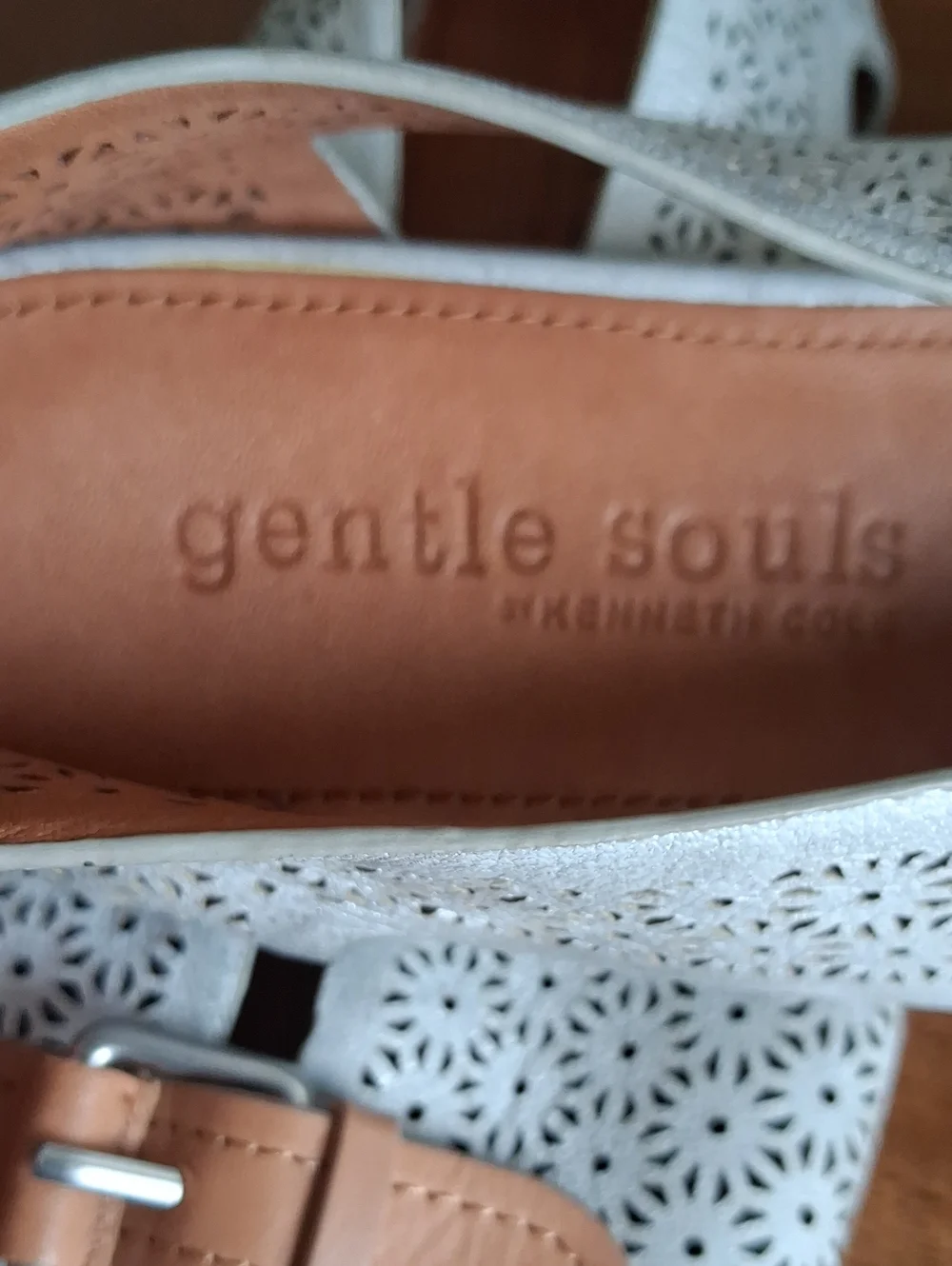 GENTLE SOULS 